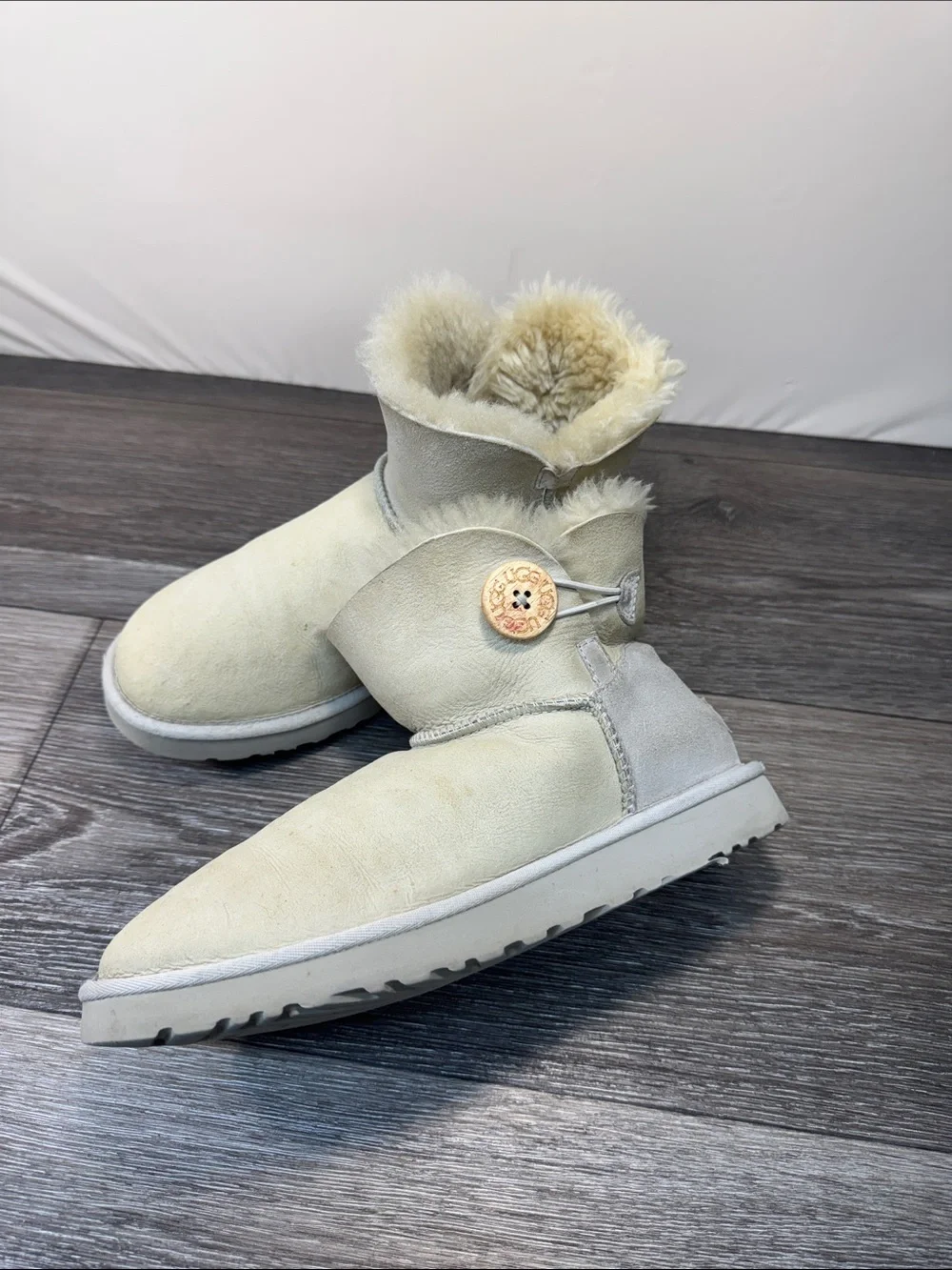 UGG Women's Short Shearling Lined Winter Boots in Light Cream Sz 8 (h72)